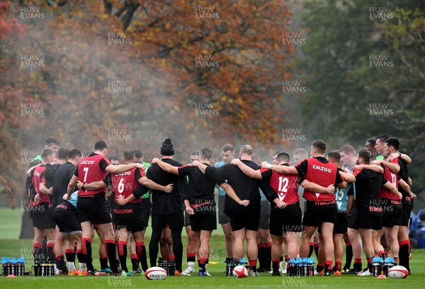 091121 - Wales Rugby Training - Players huddle during training