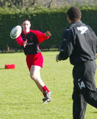 100203 - Wales Rugby Training - Mark Taylor feeds the ball out to Colin Charvis