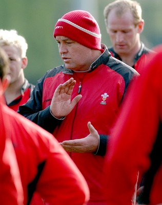 100203 - Wales Rugby Training - Steve Hansen talks to the squad