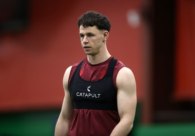 100226 - Wales Rugby Training - Tom Rogers during training