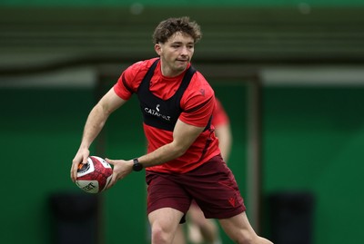 100226 - Wales Rugby Training - Dan Edwards during training