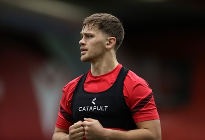 100226 - Wales Rugby Training - Alex Mann during training