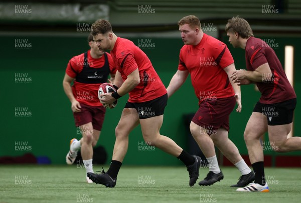 100226 - Wales Rugby Training - Olly Cracknell during training