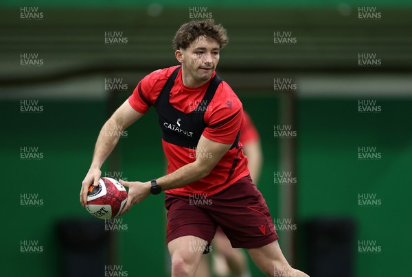 100226 - Wales Rugby Training - Dan Edwards during training