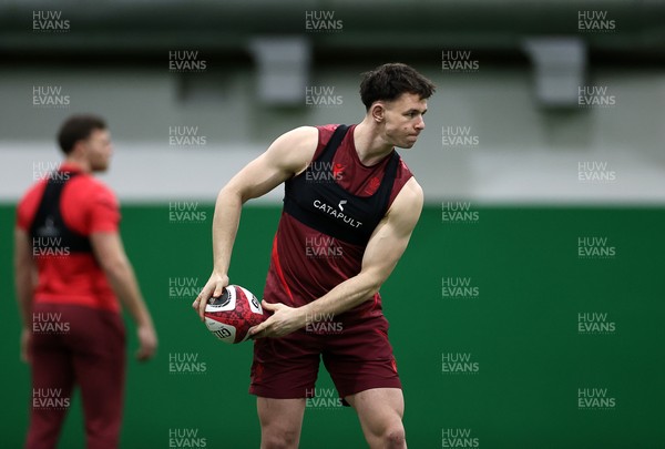 100226 - Wales Rugby Training - Tom Rogers during training