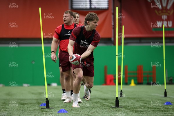 100226 - Wales Rugby Training - Ellis Mee during training