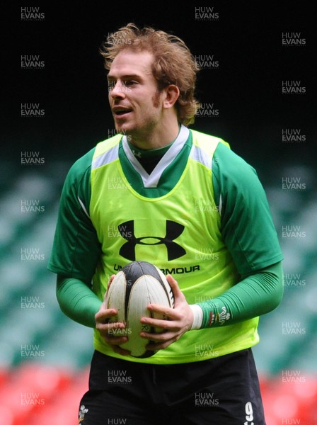 10.03.09 - Wales Rugby Wales captain Alun Wyn Jones takes part in a training session ahead of his side's Six Nations match against Italy 