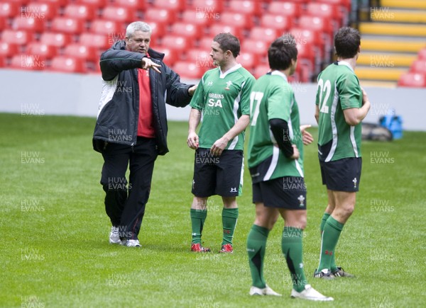 10.03.09 - Wales Rugby Training - Head coach, Warren Gatland talks to Shane Williams during training. 