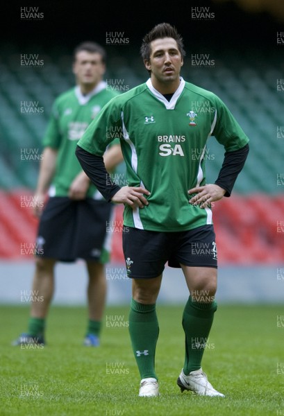 10.03.09 - Wales Rugby Training - Gavin Henson and Jamie Roberts(L) look on during training. 
