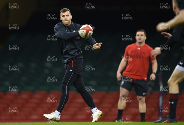 100318 - Wales Rugby Training - Gareth Davies during training