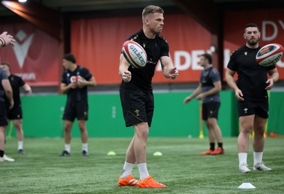 100325 - Wales Rugby Training - Gareth Anscombe during training