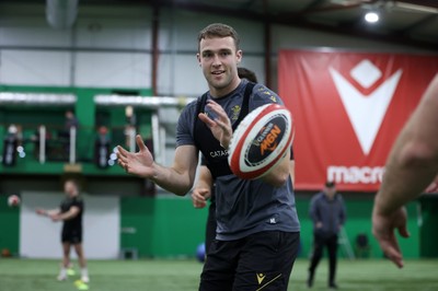 100325 - Wales Rugby Training - Max Llewellyn during training