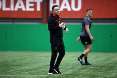 100325 - Wales Rugby Training - Matt Sherratt, Head Coach during training