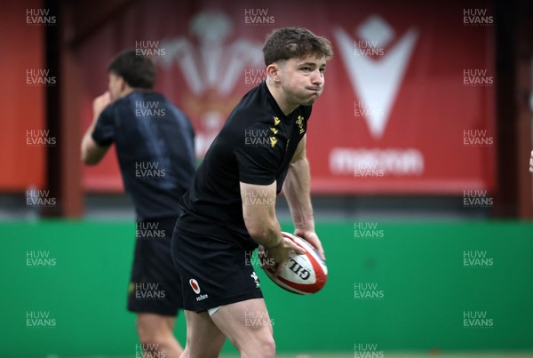 100325 - Wales Rugby Training - Dan Edwards during training