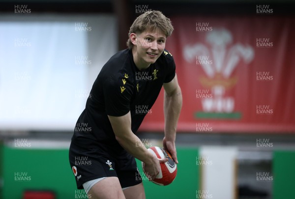 100325 - Wales Rugby Training - Ellis Mee during training