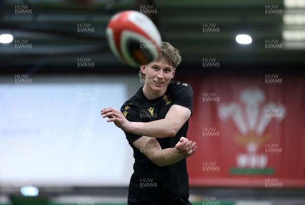 100325 - Wales Rugby Training - Ellis Mee during training