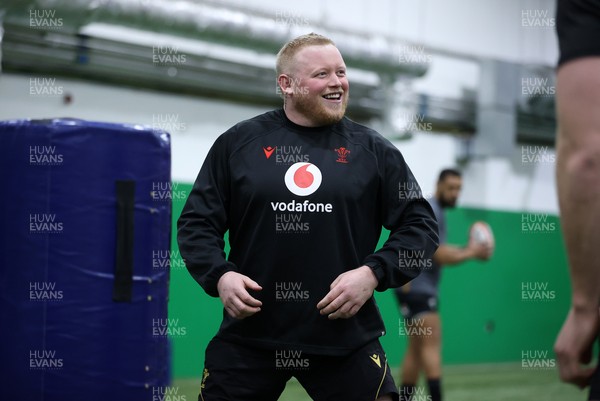 100325 - Wales Rugby Training - Keiron Assiratti during training