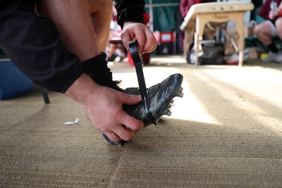 100326 - Wales Rugby Training ahead of their final Six Nations game against Italy - Harri Deaves during training