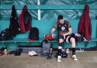 100326 - Wales Rugby Training ahead of their final Six Nations game against Italy - Adam Beard during training