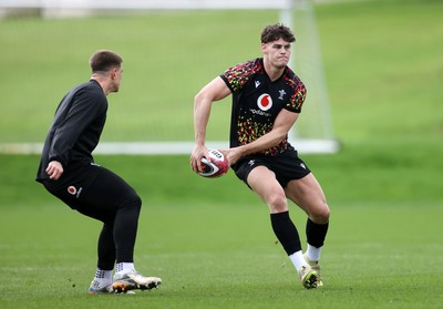 100326 - Wales Rugby Training ahead of their final Six Nations game against Italy - Eddie James during training