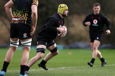 100326 - Wales Rugby Training ahead of their final Six Nations game against Italy - Harri Deaves during training