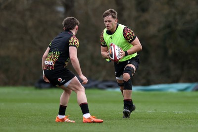 100326 - Wales Rugby Training ahead of their final Six Nations game against Italy - Alex Mann during training