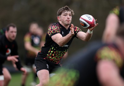 100326 - Wales Rugby Training ahead of their final Six Nations game against Italy - Dan Edwards during training
