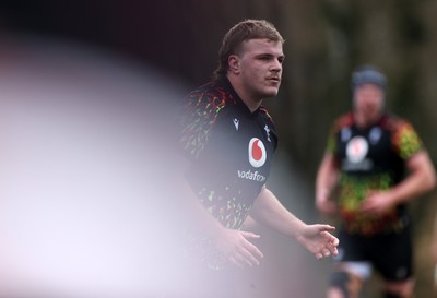 100326 - Wales Rugby Training ahead of their final Six Nations game against Italy - Archie Griffin during training