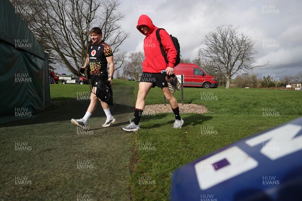 100326 - Wales Rugby Training ahead of their final Six Nations game against Italy - Dan Edwards and Ryan Woodman during training
