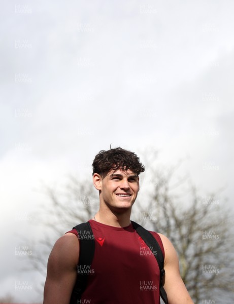 100326 - Wales Rugby Training ahead of their final Six Nations game against Italy - Eddie James during training