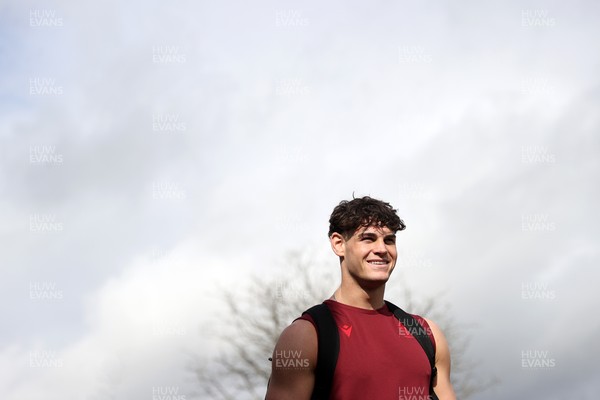 100326 - Wales Rugby Training ahead of their final Six Nations game against Italy - Eddie James during training