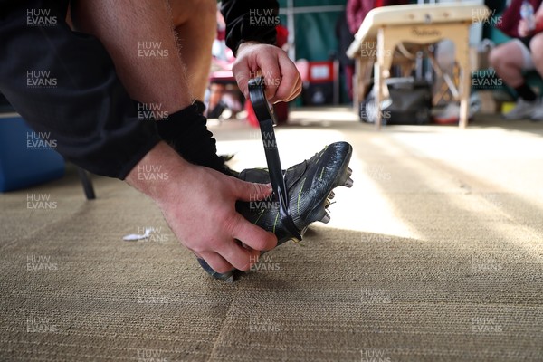 100326 - Wales Rugby Training ahead of their final Six Nations game against Italy - Harri Deaves during training