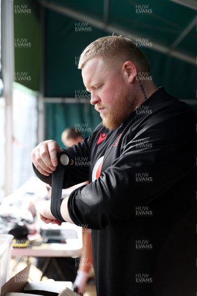 100326 - Wales Rugby Training ahead of their final Six Nations game against Italy - Keiron Assiratti during training