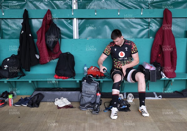 100326 - Wales Rugby Training ahead of their final Six Nations game against Italy - Adam Beard during training