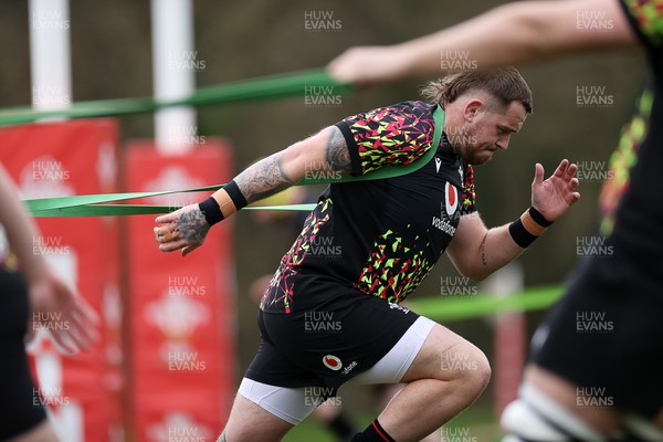 100326 - Wales Rugby Training ahead of their final Six Nations game against Italy - Sam Wainwright during training