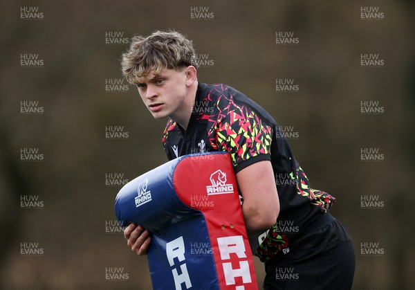 100326 - Wales Rugby Training ahead of their final Six Nations game against Italy - Ryan Woodman during training