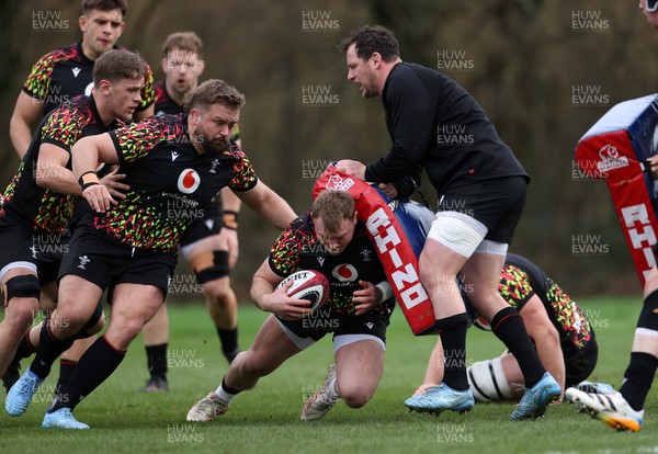 100326 - Wales Rugby Training ahead of their final Six Nations game against Italy - Dewi Lake during training