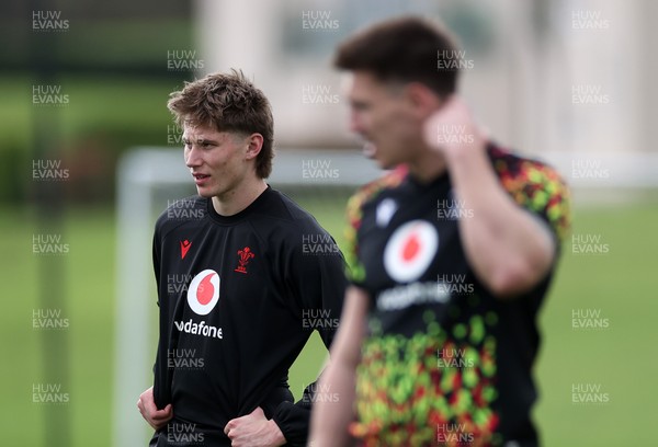 100326 - Wales Rugby Training ahead of their final Six Nations game against Italy - Ellis Mee during training