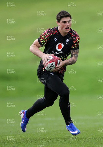 100326 - Wales Rugby Training ahead of their final Six Nations game against Italy - Louis Rees-Zammit during training