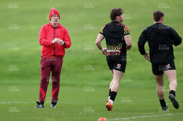 100326 - Wales Rugby Training ahead of their final Six Nations game against Italy - Steve Tandy, Head Coach during training