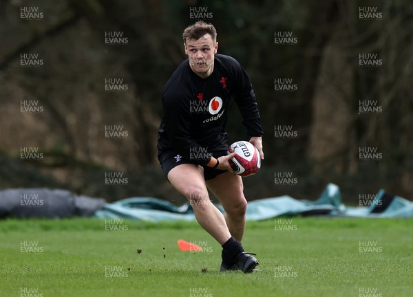 100326 - Wales Rugby Training ahead of their final Six Nations game against Italy - Jarrod Evans during training