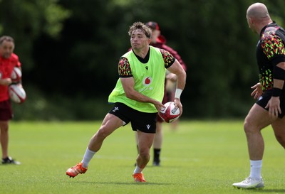 100626 - Wales Rugby Training - Dan Edwards during training