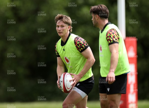 100626 - Wales Rugby Training - Ellis Mee during training