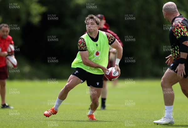 100626 - Wales Rugby Training - Dan Edwards during training