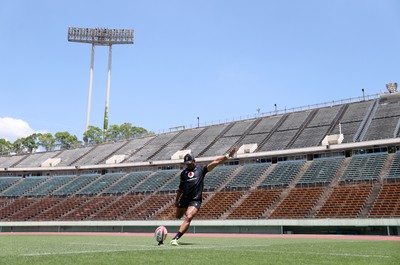 100725 - Wales Rugby Training in the final week of their tour to Japan - Ben Thomas during training