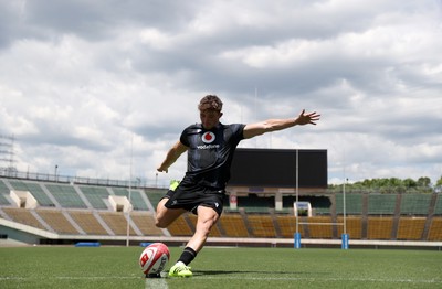 100725 - Wales Rugby Training in the final week of their tour to Japan - Dan Edwards during training