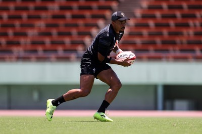 100725 - Wales Rugby Training in the final week of their tour to Japan - Ben Thomas during training