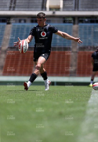 100725 - Wales Rugby Training in the final week of their tour to Japan - Reuben Morgan-Williams during training