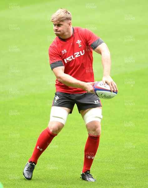 100819 - Wales Rugby Training - Aaron Wainwright during training