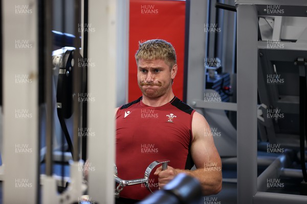 101023 - Wales Rugby Gym Session in the week leading up to their Quarter Final match against Argentina - Aaron Wainwright during training
